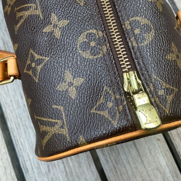Louis Vuitton Papillon Handbag - Picture 6 of 8